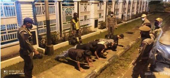 Langgar Prokes, Satpol PP Inhil Beri Sanksi Fisik Remaja Di Inhil