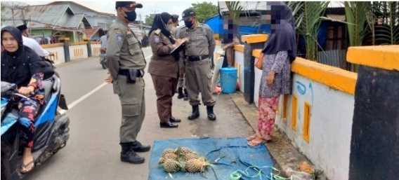 Kembalikan Fungsi, PKL Yang Berjualan Di Bahu Jalan Kembali Ditegur