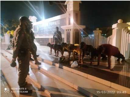 Satpol PP Inhil Bubarkan Remaja yang Kumpul Hingga Larut Malam