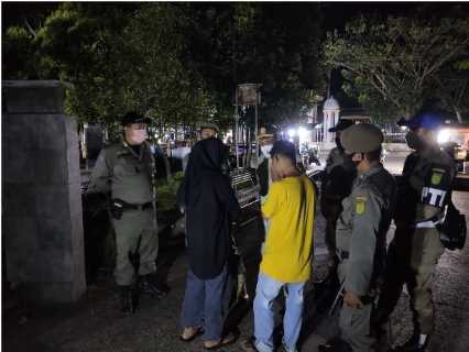 Asyik Pacaran, Satpol PP Inhil Bubarkan Pasangan Mojok