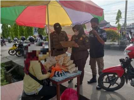 Sarpol PP Inhil Tertibkan PKL dan Tempat Usaha