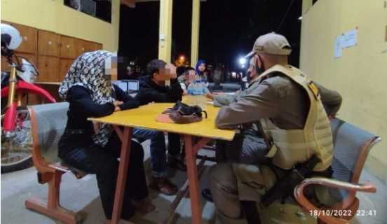 TRC Satpol PP Inhil Patroli, Temukan Muda Mudi Minum Tuak