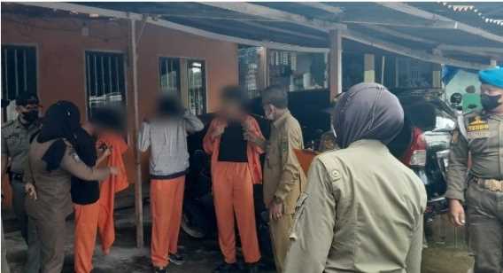 Satpol PP Inhil Pergoki Pelajar Sedang Bolos dan Merokok