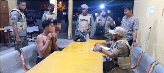 Dua Pemuda Terciduk Tim URC Satpol PP Inhil Saat Konsumsi Tuak