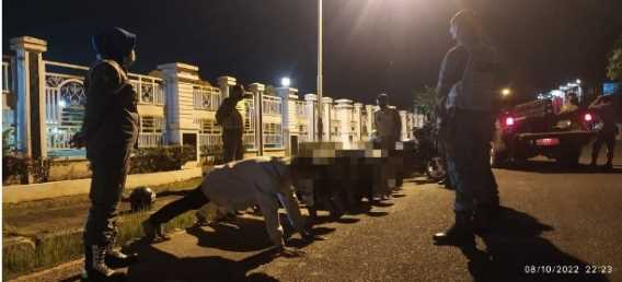 Giat Rutin URC Satpol PP Inhil, Sekelompok Remaja Diberi Sanksi Fisik