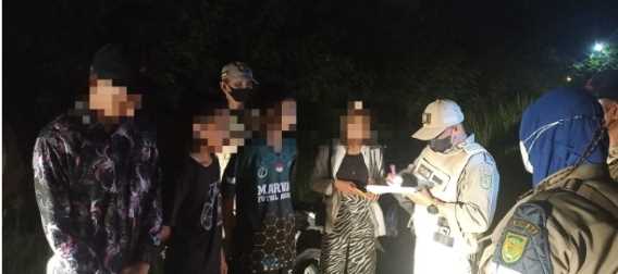 Satpol PP Inhil Masih Temukan Muda-Mudi Berkumpul Hingga Larut Malam