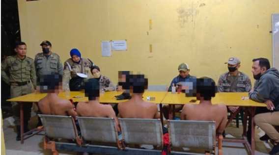 Empat Pria dan Seorang Wanita Digelandang Satpol PP Inhil