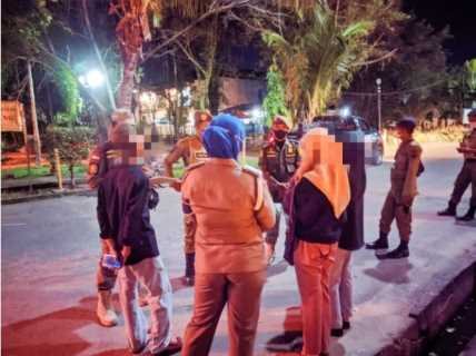 Satpol PP Inhil Masih Temukan Muda-Mudi Berkumpul Hingga Larut Malam
