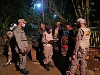 Tim URC Satpol PP Inhil Bubarkan Tongkrongan Muda-Mudi