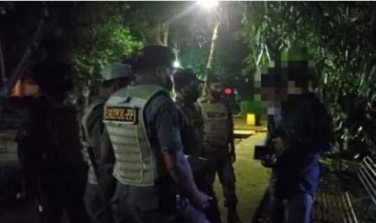 Tim URC Satpol PP Inhil Bubarkan Perkumpulan Muda-Mudi di Tembilahan