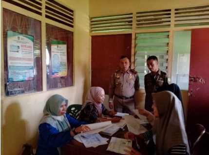 Dibantu Satpol-PP Disdukcapil Inhil Laksanakan Pemutakhiran Data dan Perubahan KK di Reteh