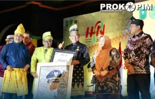 Puncak Peringatan HPN Riau dan HUT PWI ke-77, Bupati Inhil Terima Anugerah PWI Riau Award 2023