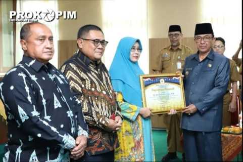 Bupati Inhil Serahkan SK P3K kepada 38 Tenaga Kesehatan dan Piagam Penghargaan Purna Bakti ASN
