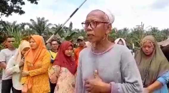 Masyarakat Dusun Sigambang Desa Keritang Hulu Tolak Fee Jembatan dan Jalan Dihentikan