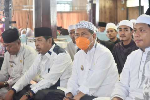 Ke Tanjung Baru, Wabup Hadiri Peringati Isra\' Mi\'raj 1443 H Tapi Sekaligus Shalat Jum\'at