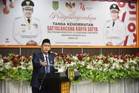 Wabup Syamsuddin Uti Serahkan Penghargaan Satyalancana Karya Satya TH 2020 Kepada 523 orang PNS dilingkungan Pemkab Inhil