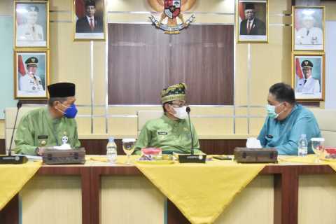 Bupati HM.Wardan Pimpin Rapat Evaluasi Fisik dan Keuangan, Harapkan Pimpinan OPD Penuh Kesungguhan dalam Menyelesaikan Tugas