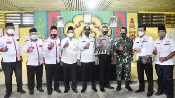 Ketua Dewan Pimpinan FPK Inhil H. Syamsuddin Uti Serahkan SK Pengurus FPK Tempuling