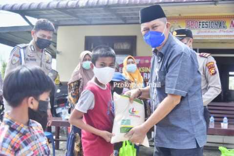 Di Jum\'at Berkah, Wabup H.Syamsuddin Uti Bekerjasama YVB dan PSMTI Serahkan Bantuan Kepada Anak-anak Kurang Mampu