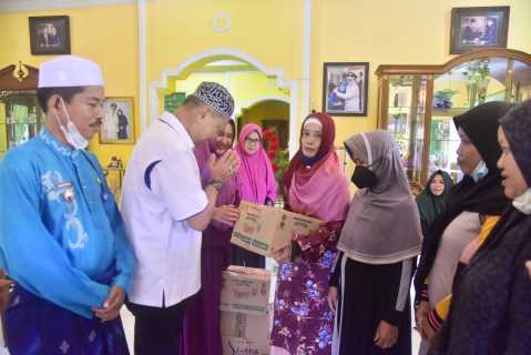 Bulan Penuh Berkah, Wabup SU dan Keluarga, Serahkan Sembako dan Santunan Anak Yatim
