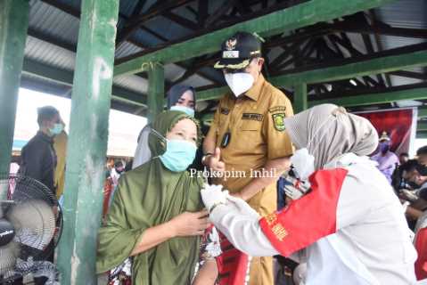 Wabup Syamsuddin Uti Tinjau Penyuntikan Vaksin jenis AstraZeneca Untuk Warga Desa Sialang Panjang