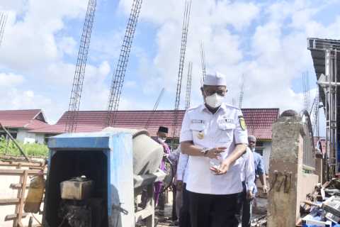 Wabup H.Syamsuddin Uti Lakukan Pengecoran Pondasi Pertama Rumah Tahfidz Raudhatul Jannah Tembilahan Hulu