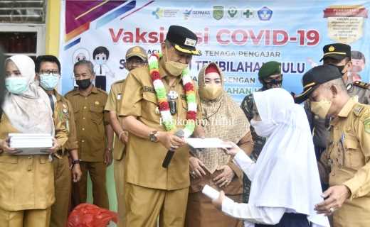 Semangati Pelajar SMPN 1 Tembilahan Hulu Ikuti Vaksin, Wabup Syamsuddin Uti Berikan Hadiah Door Prize