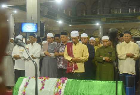 Wabup H.Syamsuddin Uti Laksanakan Shalat Jenazah Atas Meninggalnya Hj.Yusdiana Binti .Abdul Azis