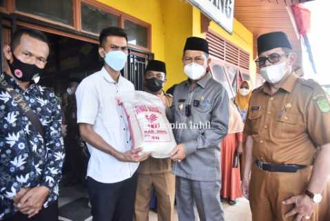 Wabup H.Syamsuddin Uti Salurkan Bantuan Kepada Korban Musibah Kebakaran dan Angin Puting Beliung di Kecamatan Sungai Batang