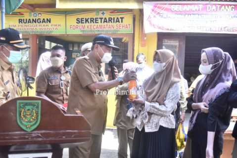 Terus Gelorakan Vaksinasi, Wabup H.Syamsuddin Uti Bagi Bagi Doorprize di Kantor Camat Tembilahan Hulu