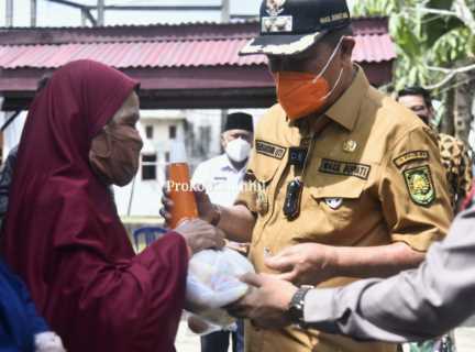 Ransang Masyarakat Untuk Melaksanakan Vaksinasi, Wakil Bupati H.Syamsuddin Uti Bagi-bagikan Bahan Pokok dan Ayam Potong