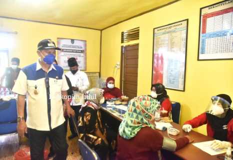 Tinjau Pelaksanaan Vaksinasi 2 Titik, Wabup H.Syamsuddin Uti Mengharapkan Agar Seluruh Masyarakat Sehat
