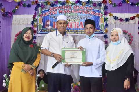 Hadiri Khotmil Qur\'an TPSQ dan TPQ Hj.Nuraini TH 2022, Wabup H.Syamsuddin Uti Serahkan Piangam Penghargaan