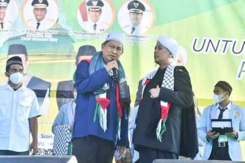 Wabup H.Syamsuddin Uti Peduli Pendidikan, Serahkam Sumbangan Rp 10 Juta Untuk Pembangunan Ponpes Kahirul Ummah