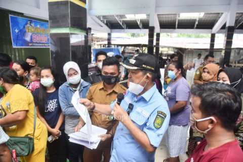 Vaksinasi Massal di Perbatasan Riau - Jambi, Wabup H.Syamsuddin Uti Serahkan Secara Lansung Sertifikat Vaksin Untuk Masyarakat