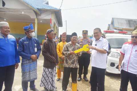 Hadiri Puncak Peringatan HUT Kelurahan Kempas Jaya Ke-46, Wabup H.Syamsuddin Uti Serahkan Ambulance