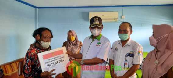 Bersama Bupati, Kadis Sosial Inhil Serahkan Bantuan Untuk Penderita Tumor
