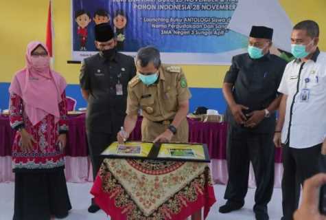 Dua Buku Karya Pelajar dan Guru SMAN 3 Sungai Apit Di-launching, Gubri Langsung Bubuhi Tanda Tangan