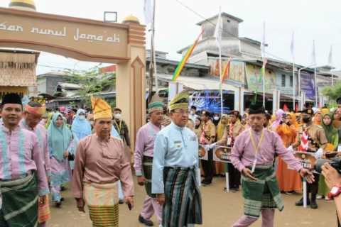Bupati Lepas Peserta Pawai Ta\'aruf, Dalam Rangka Sambut MTQ Tingkat Kabupaten Indragiri Hilir Ke- 52