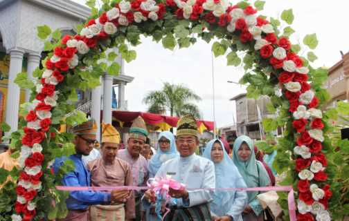 Bupati Inhil Di Dampingi Ketua TP PKK Buka Stand Bazar MTQ Ke 52 Tahun 2022 Tingkat Kabupaten Indragiri Hilir