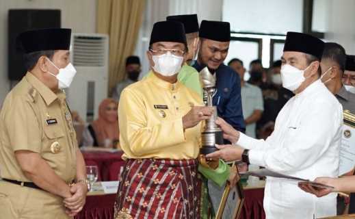 Penghargaan Terbaik II Pembangunan Daerah Provinsi Riau Tahun 2022 Kabupaten Inhil