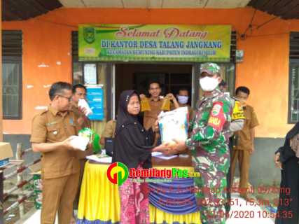 Bersinergi, Penyaluran Bantuan Sembako di Desa Talang Jangkang di Dampingi Babinsa & Bhabinkamtibmas